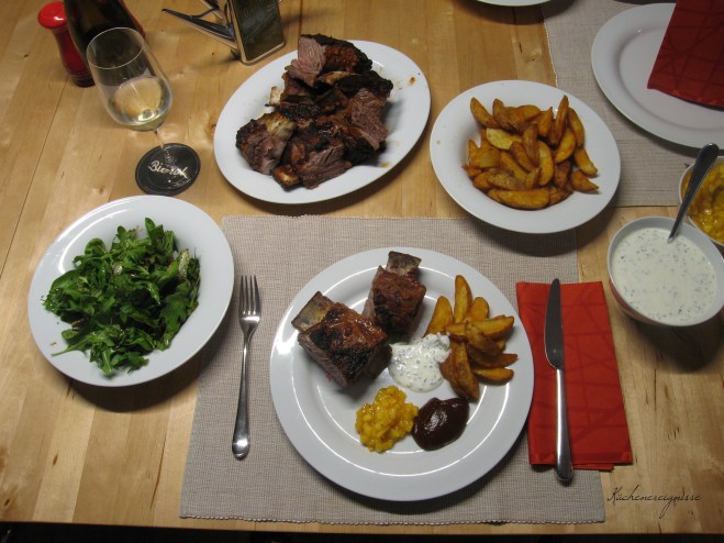 Spare Ribs mit Mango Chutney, Suaerrahm Sauce, BBQ Sauce und Potato Wedges