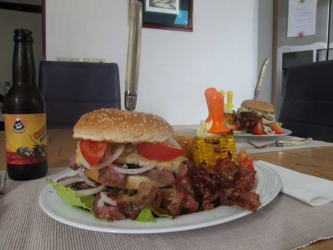 Mr. Big Burger. Man kann den Mund gar nicht so weit aufmachen wie einem die Kinnlade runterfällt, damit man diesen Burger hineinkriegt.