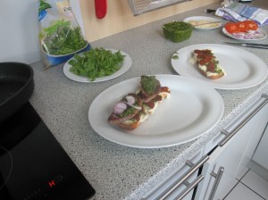 Italian Job Burger aufschichten.