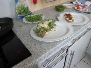  Rucola und Hartkäseflocken.