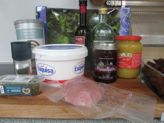Zutaten: Frischkäsebällchen in Schnittlauchröllchen (nicht verwendet, dann doch selber gemacht), Pfeffer, Salz, Frischkäse Doppelrahmstufe, ital. Salatpackung, Zitrus-Essig, Traubenkernöl, Apfelmus, getrocknete Tomaten, Preiselbeerkonfitüre, Hühnerbrust