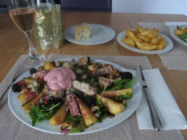 Blauschimmelkläse-Birnen-Salat mit Preiselbeer-Espuma