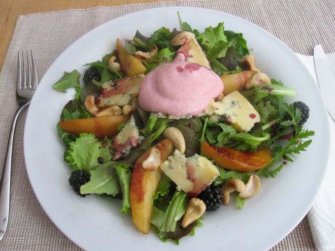 Salat mit Preiselbeerschaum