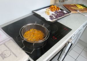 Frittieren der Karotten.