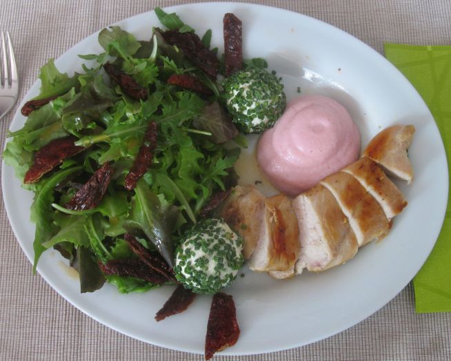 Gebratene Hühnerbrust mit italienischem Salat, Frischkäsebällchen und Preiselbeerschaum