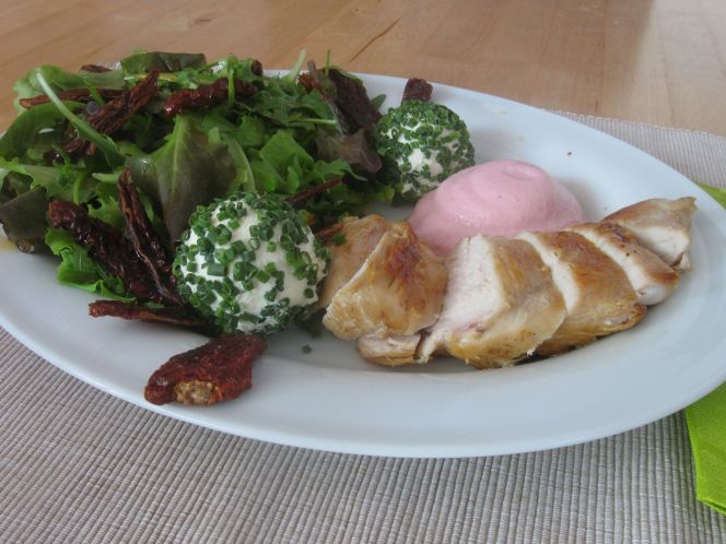 Hühnerbrust, Preiselbeerschaum, Frischkäsebällchen