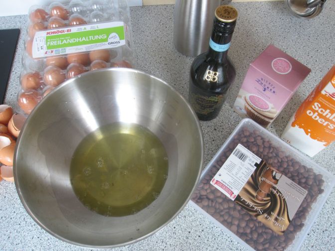 Zutaten: 8 Eiklar, 30 ml Likör, 30 g Zucker, 250 ml Obers, 500 g Schokolade. Mengenangaben für die 1 L iSi-Flasche.