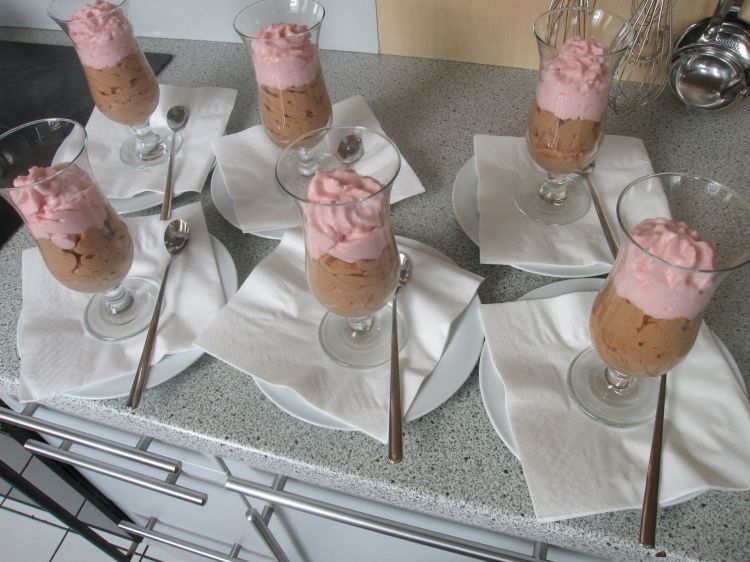 Schoko-Mousse mit Erdbeerschaum