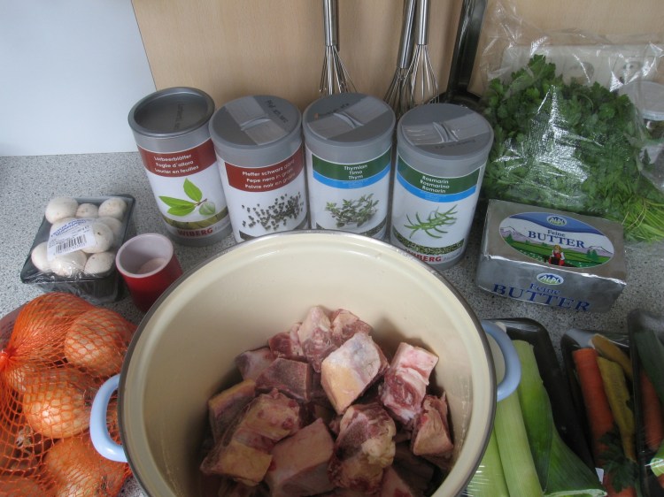 Zutaten für 2 Liter: 2 Zwiebel, 150 g Champignons, 1 Lorbeerblatt, 4 g Pfeffer, Thymian, Rosmarin, 10 Petersilienstängel, 350 g Suppengrün, 150 g Lauch, 2 kg Rindsknochen