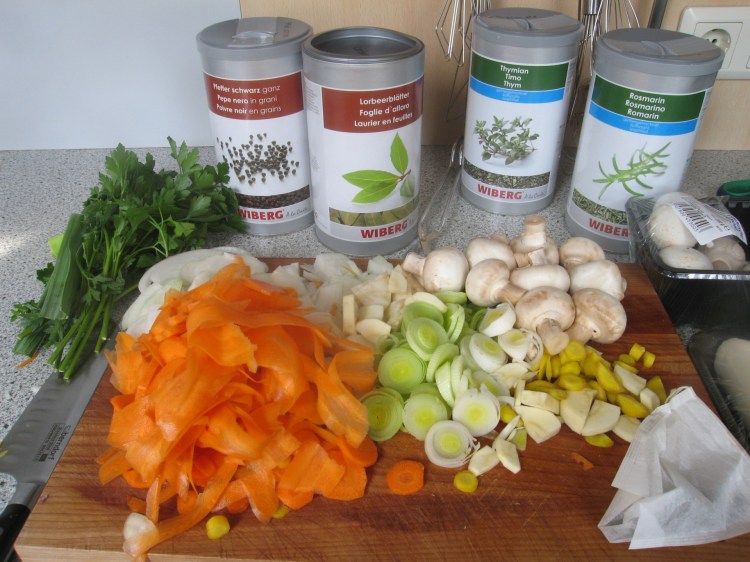 Das Mise en Place für hellen Fond. Rechts vorne das Säckchen mit den Pfefferkörnern.