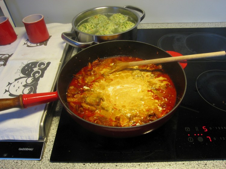 Das Eierschwammerlgulyasch vor dem Binden