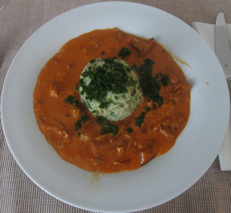 Eierschwammerlgulyasch mit Semmelknödel