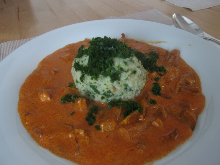 Eierschwammerlgulyasch mit Semmelknödel.