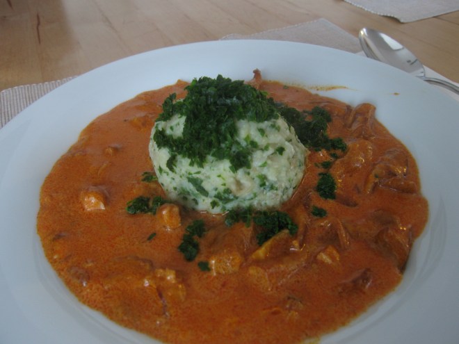 Eierschwammerlgulyasch mit Semmelknödel.