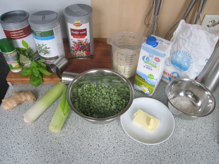 Zutaten für den Erbsenschaum: 4 Scheiben Ingwer, eine Prise Bockshornklee, ein Bouquet Garni aus 1 Petersilienstängel, 5 Blätter Basilikum und einem Lorbeerblatt; eine Prise Thymian, 10 weiße Pfefferkörner, 0,6 L Milch, 40 g Mehl, 40 g Butter, 500 g TK Erbsen, 50 g Lauch