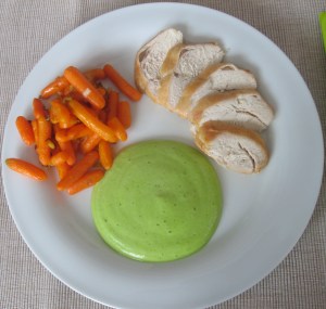 Gebratene Hühnerbrust mit Erbsenschaum und Karotten-Lauch-Gemüse