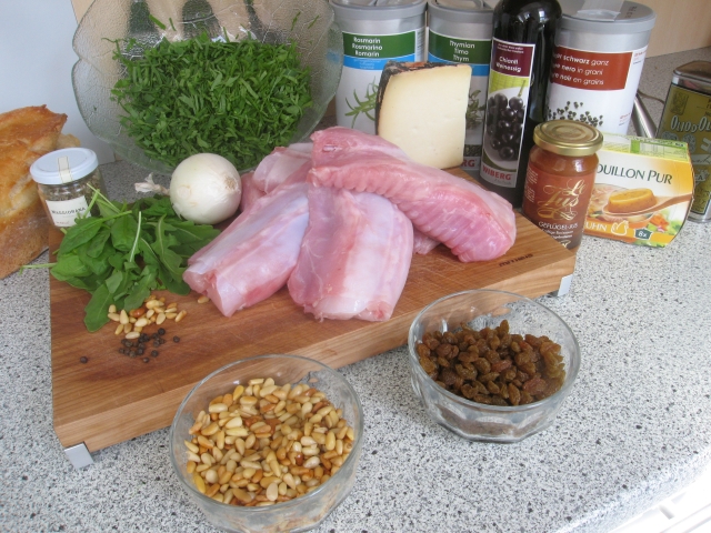 Zutaten: ca. 15 Pfefferkörner, Rucola und Spinatblätter, Majoran (Maggiorana), Grandioso-Brot, 1 weiße Zwiebel, ca 1,5 kg Kaninchenrücken ausgelöst, Rosmarin, Pecorino, Thymian, 100 ml Chianti-Weinessig, 100 ml Geflügel-Jus, 500 ml Geflügelfond, Olivenöl (an dessen Stelle Traubenkernöl verwendet wurde)