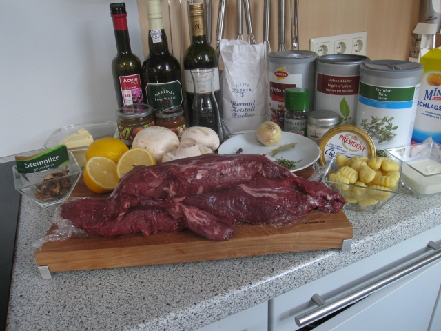 Steinpilze, Butter, Holler-Essig (Holunder-Aceto), weißer Portwein, Blaufränkisch, Zucker, Pfeffer weiß, Wacholderbeeren, Lorbeerblatt, Thymian, Schlagobers (Schlagsahne), Creme Fraîche, Gnocchi (statt Schupfnudeln), weiße Zwiebel, Portobellos, Wildschwein-Mignonfilet
