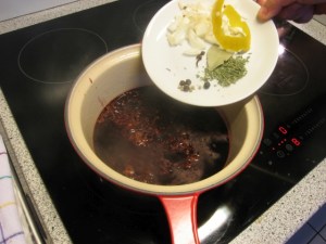 Hollersauce: Die Gewürze kommen hinzu.