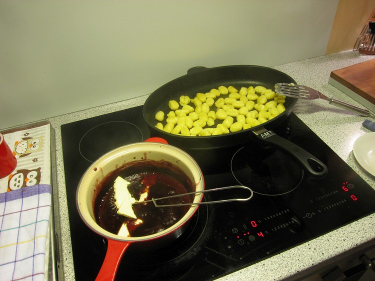 Hinten die Gnocchis werden angebraten. Die Sauce vorne schaut schon ziemlich fertig aus.