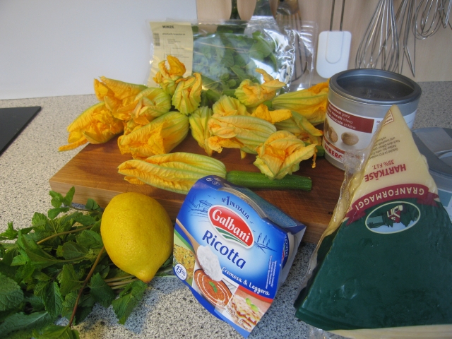 Zutaten: Minze, Zitrone, Zucchiniblüten, Muskatnuss, Hartkäse