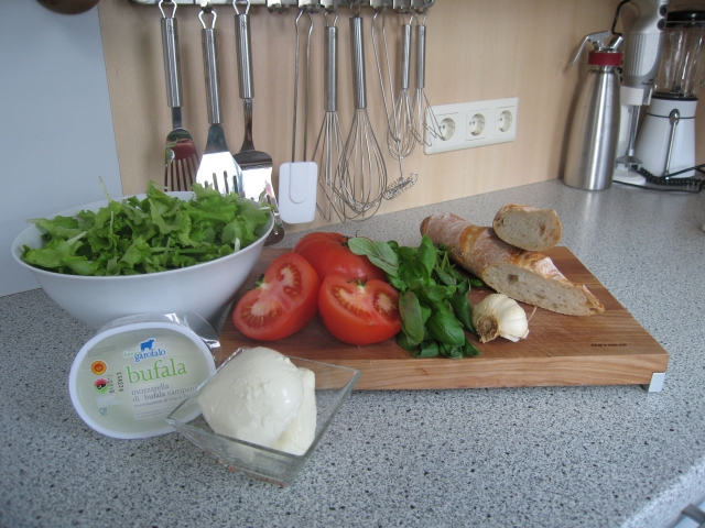 Zutaten: Büffelmozzarella, Basilikum, Tomaten, Knoblauch, Brot