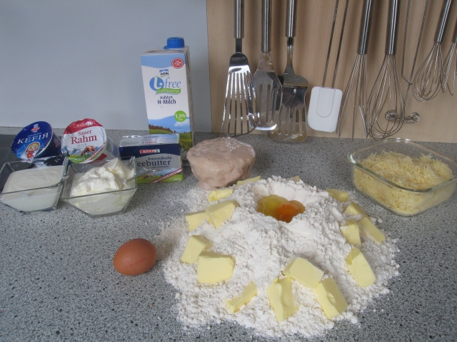 Zutaten: 1 kg Mehl, 500 g Butter, 2 Eier, 2 TL Salz, 200g Kefir, 200 g Sauerrahm, 80 g Hefe, 500 g Emmentaler Käse, 200 ml Milch.