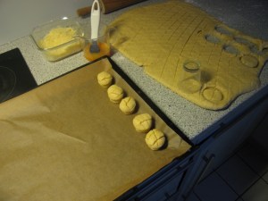 Einritzen, ausstechen, backen. So ist die Reihenfolge.