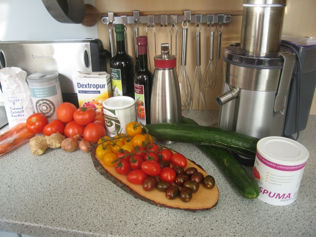 Zutaten für 2 Personen: Lachs: 2 Lachsfilets á ca. 180 g und für die Beize 70 g Zucker, 50 g Salz. Für das Tomatensorbet: 500 g Tomaten, 100 g Dextrose (Traubenzucker), 50 ml Olivenöl, 5 g Schalotte, 7 g Ingwer, 5 g Salz, 1 g Pfeffer und Xanthan (je nach Verpackungshinweis). Eingelegte Tomaten: 10 x gelbe, kleine Tomaten, 10 x rote Eiertomaten, 10 x dunkle Cherrytomaten 