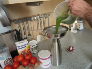 Gurkensaft in die iSi-Flasche füllen.