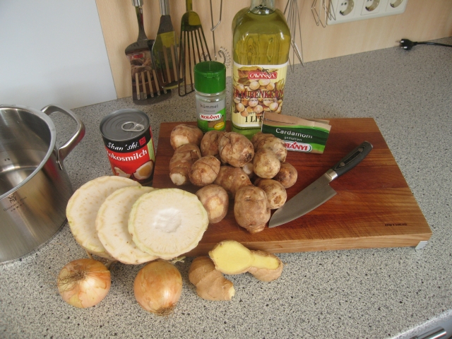 Zutaten: 1 kg zerkleinerter Topinambur, 2 TL frisch geriebener Ingwer, 2 Zwiebel in Brunoise, 2 Scheiben Knollensellerie zerkleinert, 3 EL Kokosmilch, 1 TL gemahlener Kümmel, 1 TL gemahlener Kardamom, Traubenkernöl , Instant-Gemüsesuppe (o.Abb.)