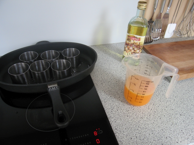 Zutaten: 4 Eier (pro Person), Chili-Pesto, Paprikagewürz, Traubenkernöl, Salz