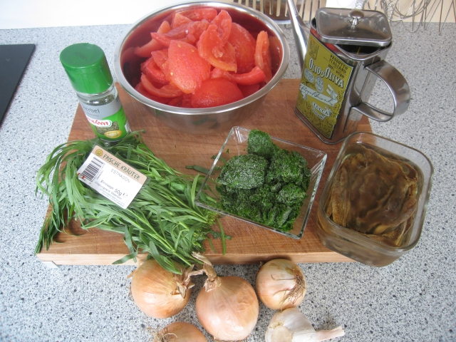Grundzutaten für geschmolzene Tomaten: 2 Zwiebel, 900 g Tomaten. Für die jeweiligen Varianten: 2 TL Estragon, 2 TL Kerbel, 60 g Anchovis, Butter, Petersilie