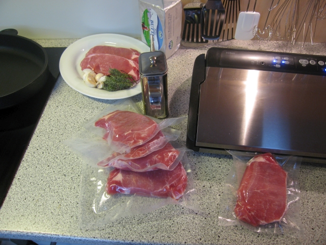 Zutaten für das Schweinskarree: Knoblauchzehen, Thymianzweige, Olivenöl, Butter