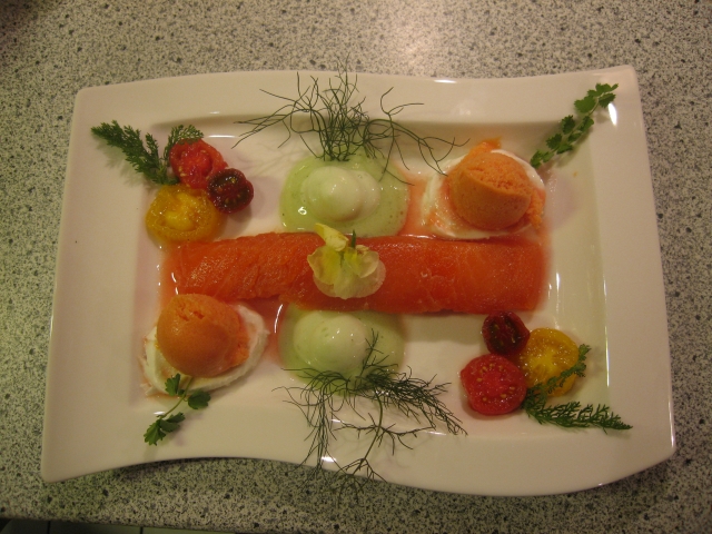 Lachs auf Tomate und Gurkenschaum: Eingelegte Tomaten, Gurkenschaum, Tomatensorbet auf Mozzarella, Lachs, garniert mit Dille.