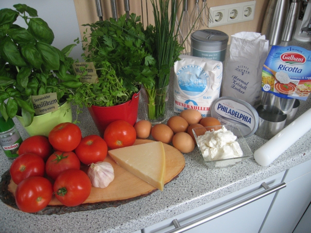 Zutaten: 12 Tomaten, Kerbel, Basilikum, Majoran, Schnittlauch, Mehl, Salz, Zucker, Ricotta, Frischkäse, Eier, Parmesan, weiße Zwiebel (oAbb.)