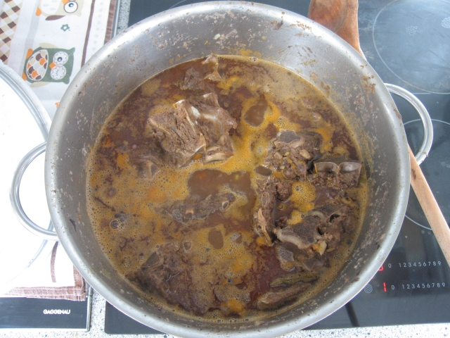 Zutaten für die Grundsauce am Beispiel für Wild: 3 kg Wildknochen, 10 Wacholderbeeren, 10 Pimentkörner, 10 Pfefferkörner, 10 Korianderkörner, 1 Lorbeerblatt 3 Suppengrün, 3 Scheiben Sellerie, 3 Zwiebel. Daraus entstehen 2 Liter Grundsauce.