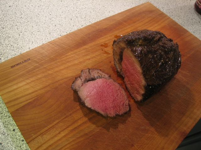 Ein Stück vom Hirsch-Entrecôte frisch aus dem Backrohr. Sieht das nicht gut aus!