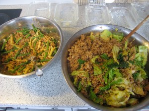 Linke Schüssel Fisolen, rechte Schüssel Kohl