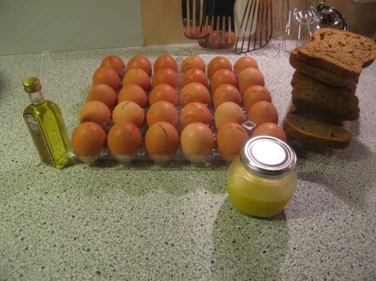 Zutat zu Eierspeis mit Trüffelöl: Trüffelöl, Eier, Brot und braune Butter.