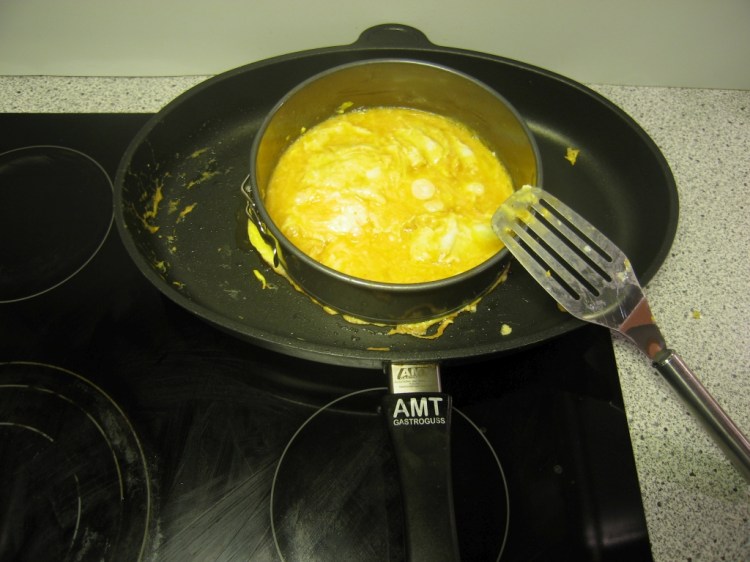 Rezept: Eierspeis machen, Brot toasten, fertig.