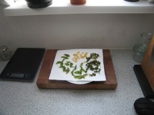 Knoblauchscheiben und Basilikumblätter frittiert