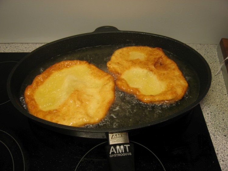 Links Lángos. rechts Lángos.