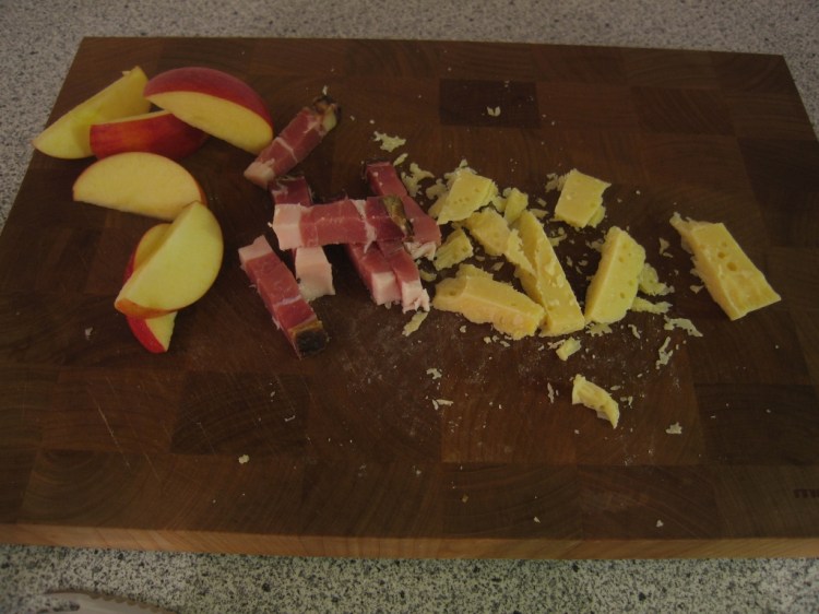 Eine kleine, eingeschobene Zwischenmahlzeit. Speck, Käse, Äpfel. Im Vergleich zum pochierten Abendessen ziemlich ... einfach würde ich sagen.