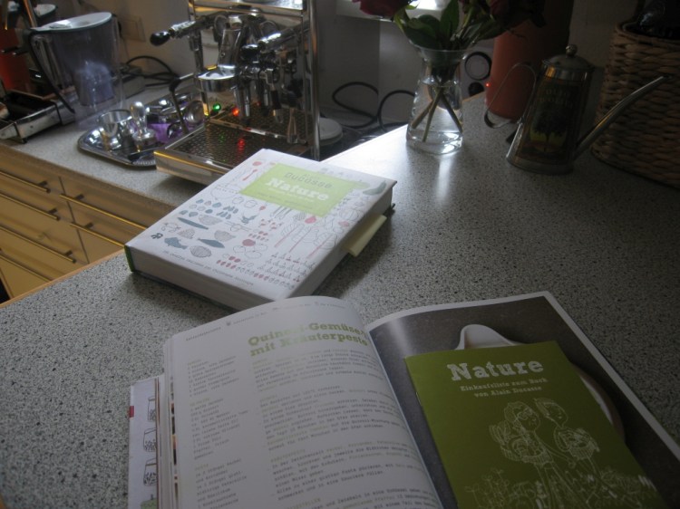 Die deutsche und im Hintergrund die französische Version des Kochbuches 