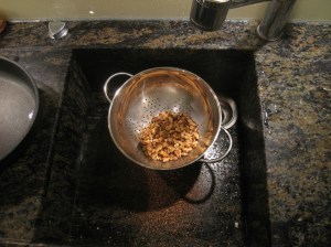 Walnüsse von der Haut über der Abwasch trennen.