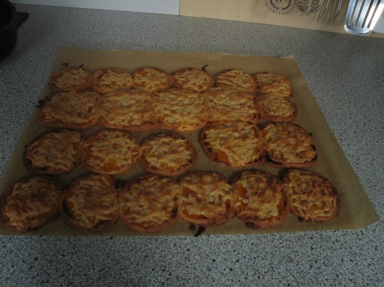 Nicht oft begegnet man Keksen, die eher wie kleine Pizzen ausschauen und dann doch zu Tee passen.