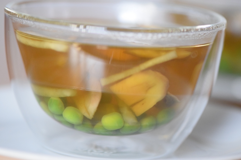 Gemüsesuppe mit Erbsen und Champignons