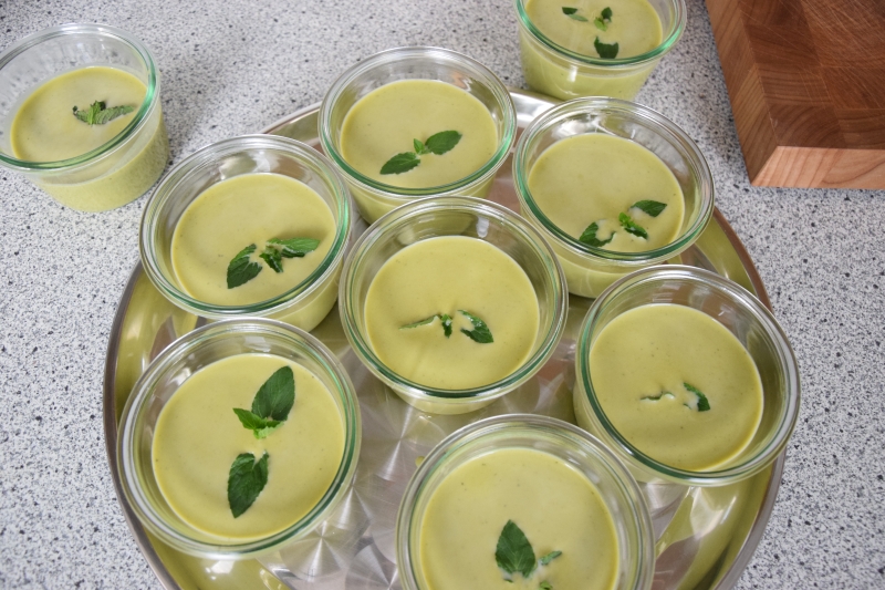 Gekühlte Erbsenminzesuppe