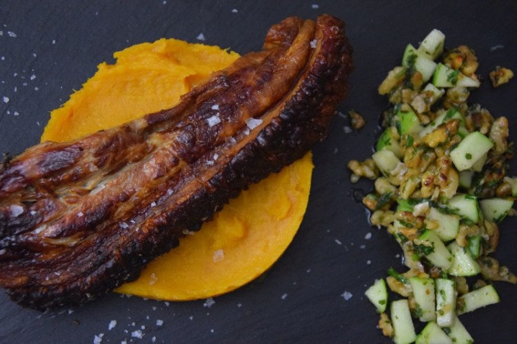 schweinebauch-mit-kurbispuree-und-apfel-walnuss-salsa-11